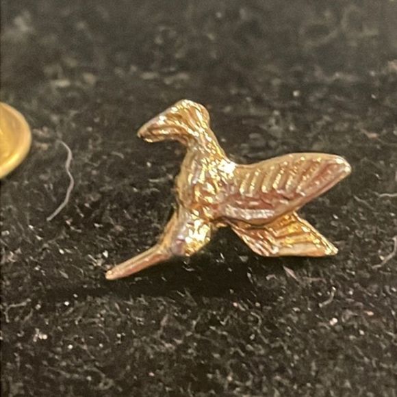Home Interiors Other - Vintage 0.75” Home Interiors gold tone hummingbird hat/lapel/tie pin